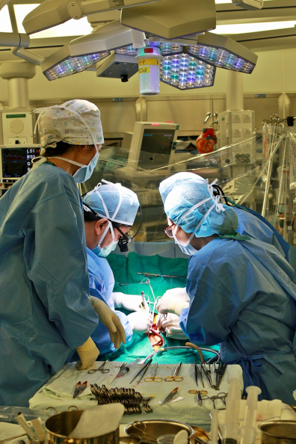 ▲서울아산병원 소아심장외과 윤태진교수(왼쪽 두번째)수술모습 (아산병원)