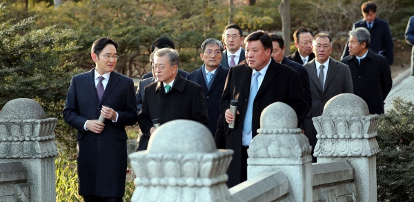 ▲문재인 대통령이 15일 오후 청와대 영빈관에서 열린 2019년 기업인과의 대화를 마친 뒤 박용만 대한상의 회장과 이재용 삼성전자 부회장, 최태원 SK 회장을 비롯한 기업인들과 청와대 경내를 산책하고 있다. ( 뉴시스)