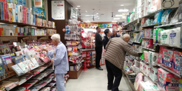 ▲츠루하시 적십자 병원 내 입점한 '패밀리 마트'에서 지난해 12월 말 노인들이 물건을 고르고 있다.(사진=박미선 기자only@)