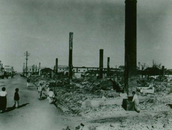 ▲1950년 625전쟁 당시 폭격을 맞은 시가지의 모습. 검게 그을린 굴뚝들만 남아 있어 이곳이 공업지대였음을 보여준다. (출처=전쟁기념관 홈페이지)