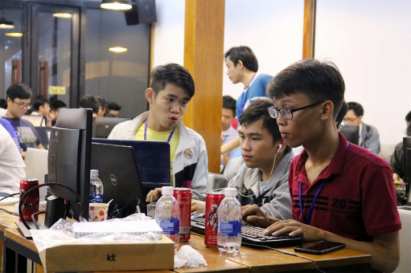 ▲해커톤에 참가한 베트남 개발자들이 개발에 열중하고 있다.