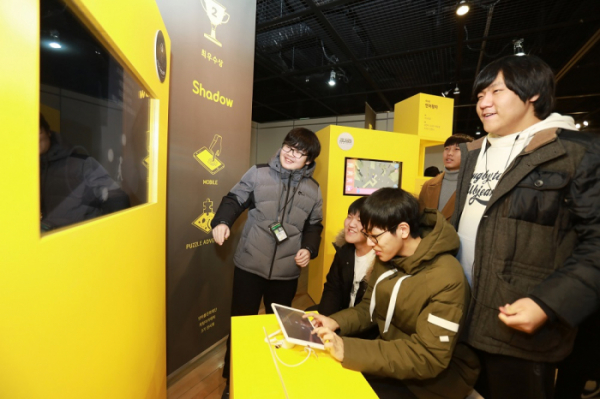 ▲넷마블문화재단 게임아카데미 3기 전시회를 찾은 방문객들이 전시작품을 체험하고 있다.(넷마블)