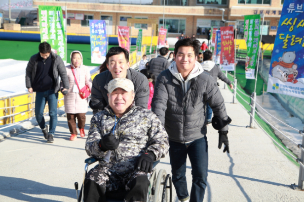 ▲JW그룹 신입사원들이 김포시 소재 한 썰매장에서 ‘겨울 나들이 봉사활동’에 참가해 장애인과 함께 시간을 보내고 있다.(사진제공=JW그룹)