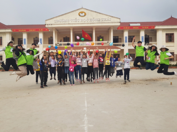 ▲베트남 파견중인 LS 대학생해외봉사단 23기 단원들이 베트남 하이퐁시에서 초등학생들과 함께 사진 촬영을 하고 있다.(사진제공 LS)
