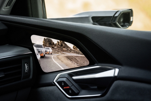 ▲삼성디스플레이의 OLED를 탑재한 아우디의 ‘버추얼 익스테리어 미러’는 운전자에게 사각지대 없이 보다 넓은 시야를 제공한다. 사진제공 삼성디스플레이