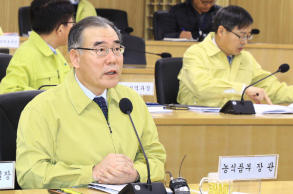 ▲이개호 농림축산식품부 장관이 31일 구제역 방역회의를 주재하고 있다.(농림축산식품부)