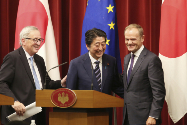 ▲지난해 아베 신조(가운데) 일본 총리와 융커 EU 집행위원장(왼쪽), 투스크 EU 정상회의 상임의장이 기자회견 하는 모습.