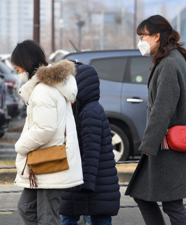 ▲미세먼지와 추위가 반복되는 일명 '삼한사미' 현상이 반복되고 있다. 15일 오후 서울 여의도 거리에서 미세먼지를 막기 위한 마스크와 두꺼운 외투로 중무장한 시민들이 발걸음을 재촉하고 있다.오승현 기자 story@