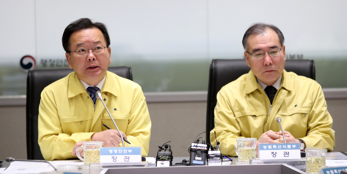 ▲이개호(오른쪽) 농식품부 장관과 김부겸 행정안전부 장관이 1일 오전 서울 종로구 정부서울청사에서 구제역 방역 상황 점검 영상회의를 주재하고 있다.(뉴시스)