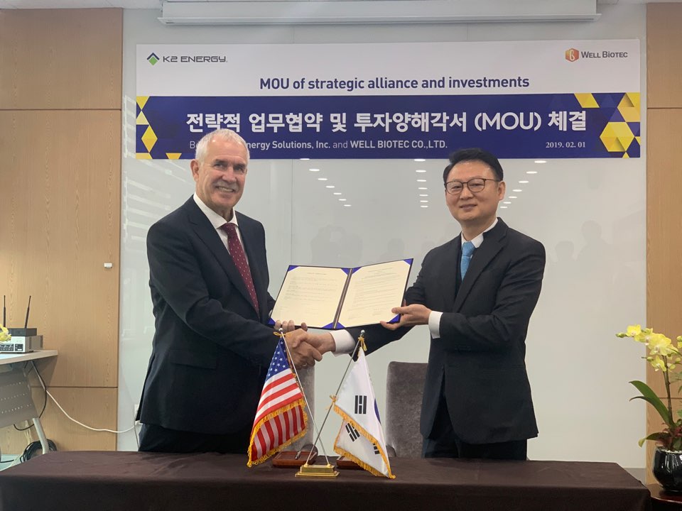 ▲프랭크 A. 오도넬(Frank A. O’Donnell) K2 에너지솔루션스 이사회 의장(왼쪽)과 구세현 웰바이오텍 대표이사(오른쪽)