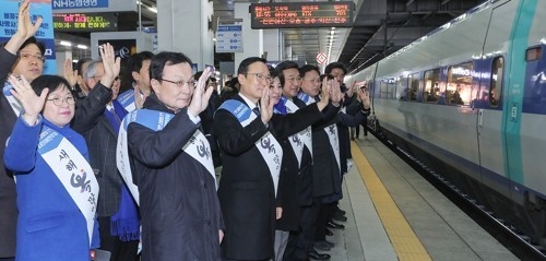 ▲이해찬 더불어민주당 대표 등 당 지도부가 1일 오전 서울 용산역에서 열린 현장 최고위원회의를 마치고 플랫폼에서 설 귀성객에게 인사하고 있다. (사진=연합뉴스)