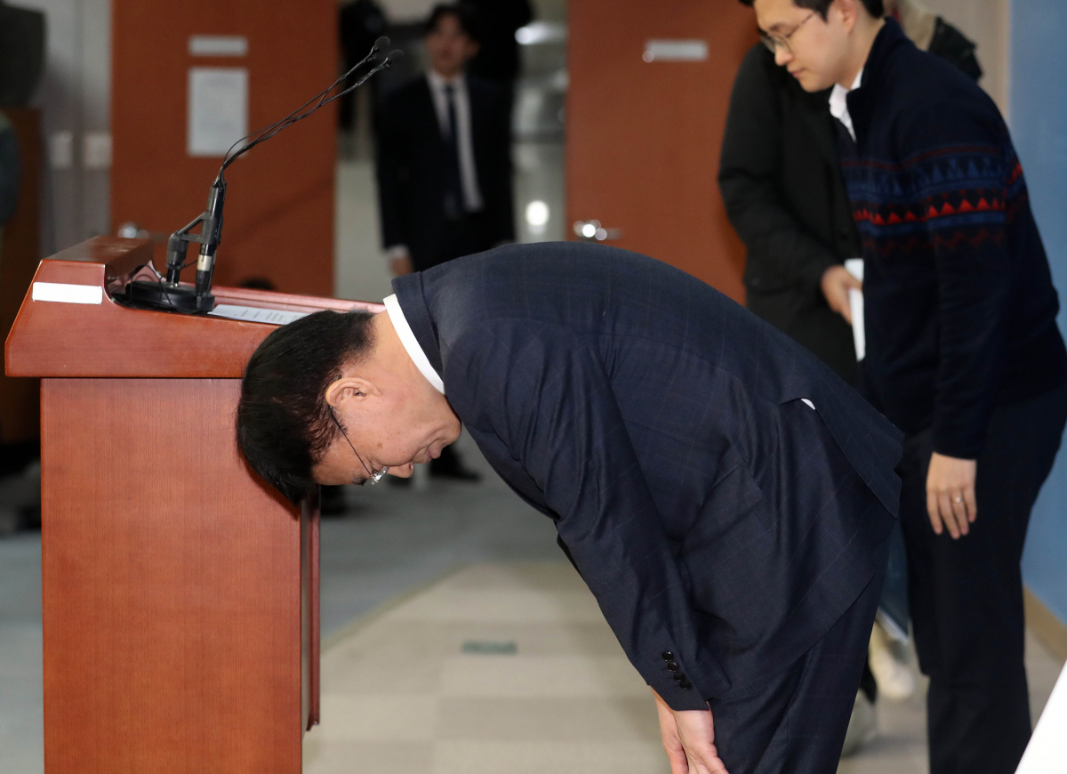 ▲자유한국당 최교일 의원이 1일 오후 국회 정론관에서 자신의 스트립바 출입 의혹 관련 기자회견을 하기에 앞서 고개 숙여 인사하고 있다. 최 의원은 기자회견에서 자신과 관련된 의혹을 모두 부인하고 제보자의 실명과 관련 자료를 밝히면서 제보자가 더불어민주당 지지자라고 주장했다. (연합뉴스)