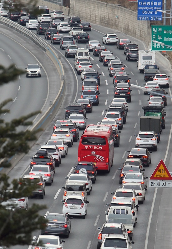 ▲3일 설 명절 귀경길에 오른 차량들이 고속도로에 정체된 모습. (연합뉴스)