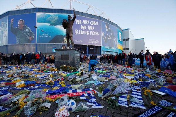 ▲<YONHAP PHOTO-2584> Soccer Football - Premier League - Cardiff City v AFC Bournemouth - Cardiff City Stadium, Cardiff, Britain - February 2, 2019  General view of fans gathered around the daffodils, shirts and scarves left outside the stadium to pay tribute to Emiliano Sala before the match   Action Images via Reuters/Andrew Boyers  EDITORIAL USE ONLY. No use with unauthorized audio, video, data, fixture lists, club/league logos or "live" services. Online in-match use limited to 75 images, no video emulation. No use in betting, games or single club/league/player publications.  Please contact your account representative for further details./2019-02-03 06:05:39/<저작권자 ⓒ 1980-2019 ㈜연합뉴스. 무단 전재 재배포 금지.>(연합뉴스)