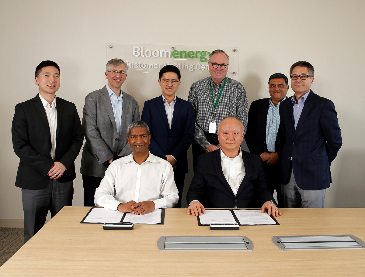 ▲앞줄 왼쪽부터 케이알 스리다르 블룸에너지 대표이사, 함윤성 SK디앤디 대표이사(사진 제공=SK디앤디)