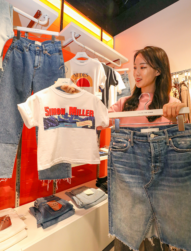 ▲6일 오전 현대백화점 압구정본점 '폼더스토어' 매장에서 고객이 다양한 컬러와 소재의 봄 옷을 보고 있다.