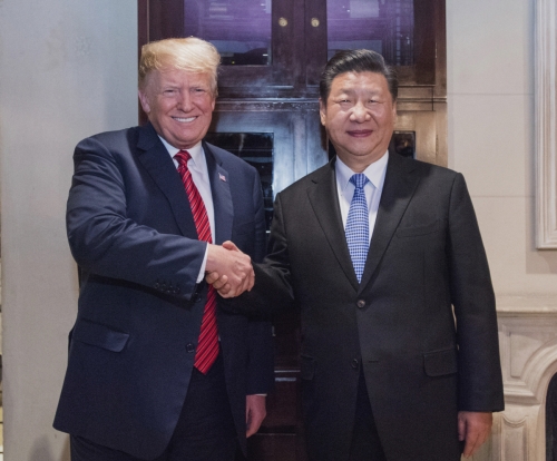 ▲도널드 트럼프(왼쪽) 미국 대통령과 시진핑 중국 국가주석이 지난해 12월 1일(현지시간) 아르헨티나 부에노스아이레스에서 정상회담을 앞두고 악수하고 있다. 두 정상이 이달 말 다시 만나 무역협상을 최종 타결할 것이라는 기대가 커지고 있다. 부에노스아이레스/신화뉴시스
