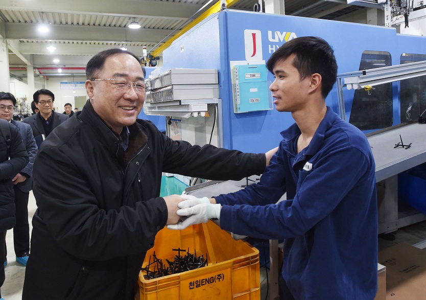 ▲홍남기 부총리 겸 기획재정부 장관이 4일 설 연휴 수출중소기업 현장방문으로 인천 남동공단 (주)거산테크를 둘러보고 있다.(연합뉴스)