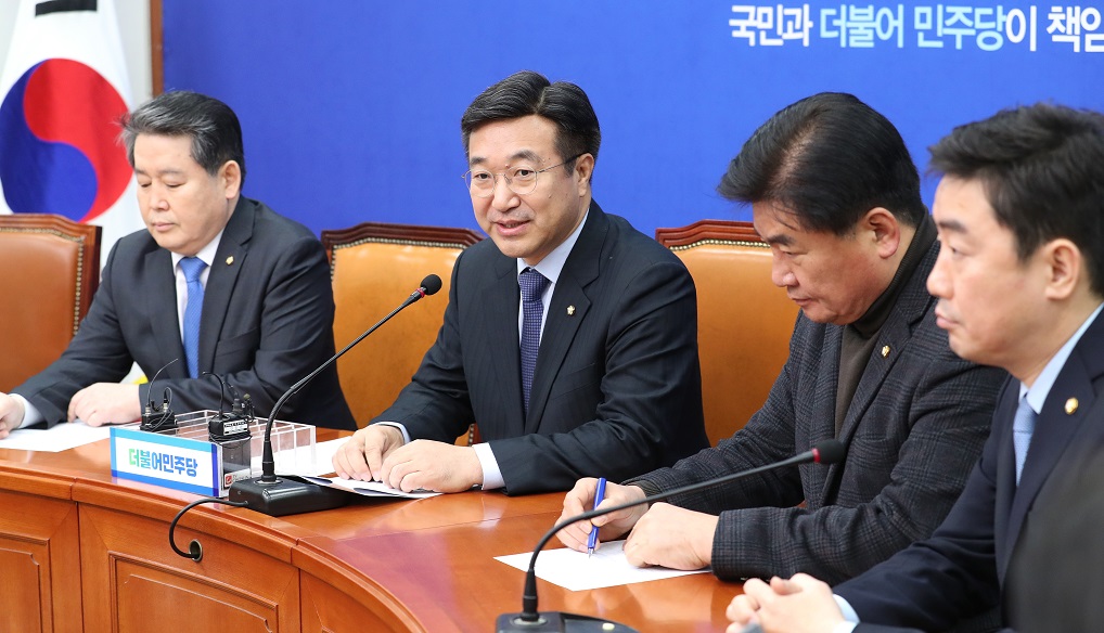 ▲더불어민주당 윤호중 사무총장(왼쪽 두번째)이 6일 오전 국회에서 설날 민심 전달 및 현안 관련 기자간담회를 열고 발언하고 있다.(연합뉴스)