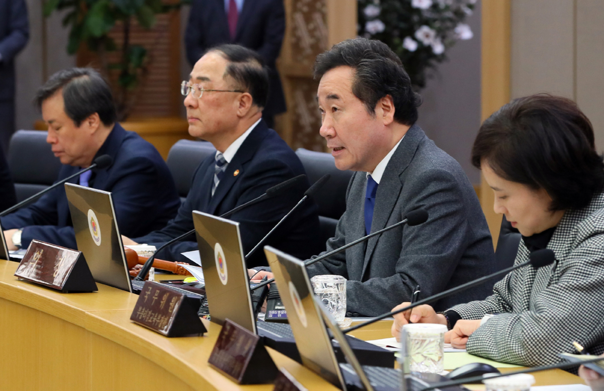 ▲이낙연 국무총리(오른쪽 두번째)가 7일 세종시 정부세종청사에서 열린 국무회의에서 모두발언하고 있다. (연합뉴스)