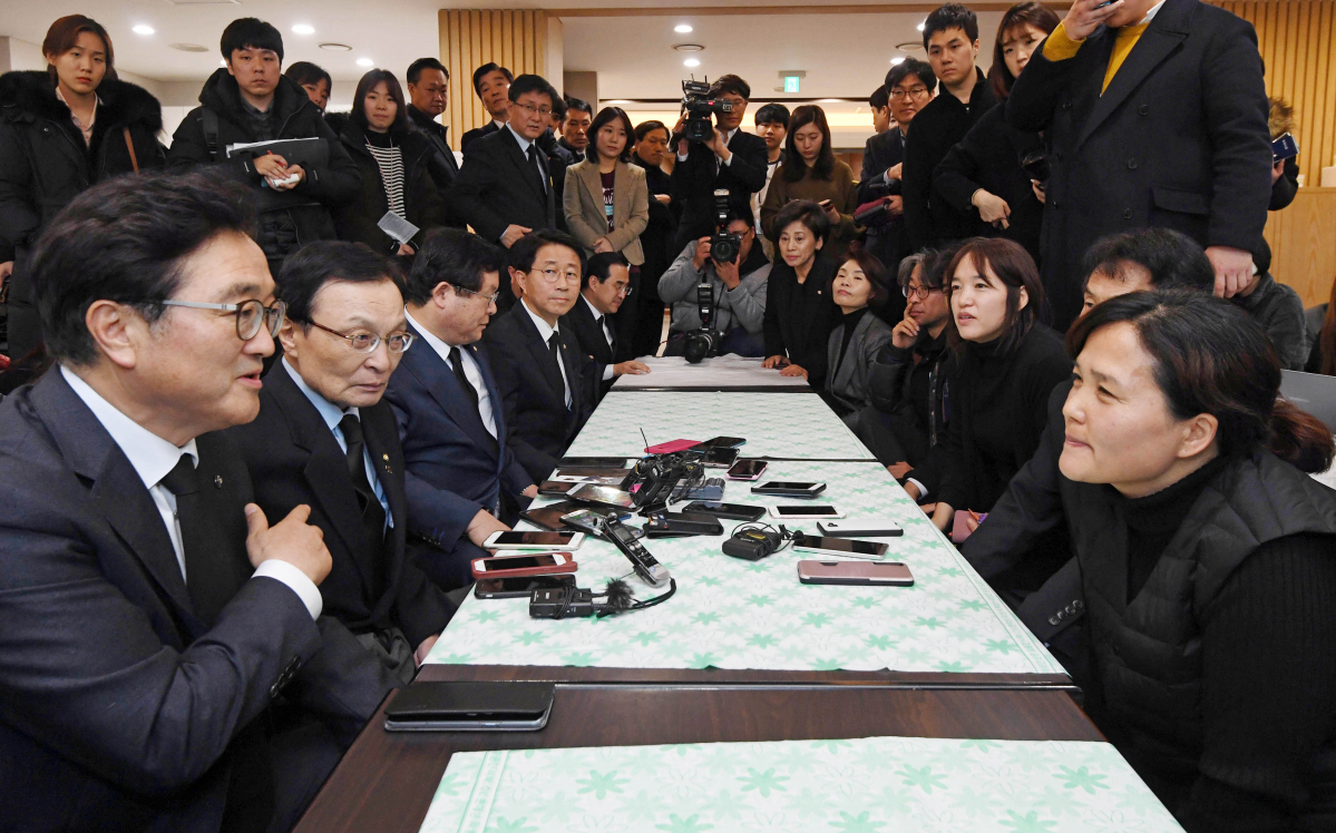 ▲태안화력발전소 노동자 김용균 씨의 어머니 김미숙 씨와 아버지 김해기 씨 등이 지난 2월 7일 서울 종로구 서울대병원 장례식장에서 민주당 이해찬 대표를 비롯한 민주당 의원들과 면담을 하고 있다.(연합뉴스)