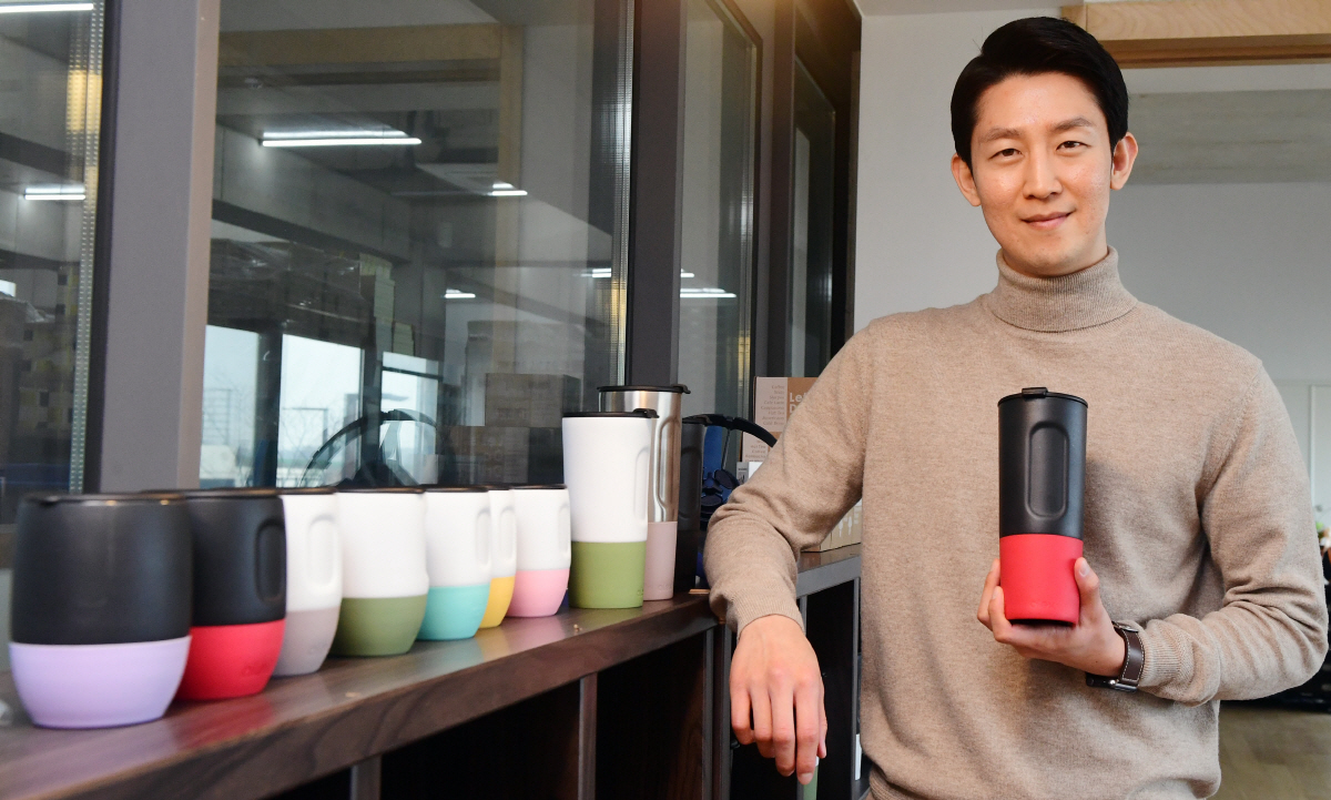 ▲유세현 우주상사 대표가 31일 경기도 파주 M314 사무실에서 이투데이와 인터뷰에 앞서 포즈를 취하고 있다. 고이란 기자 photoeran@