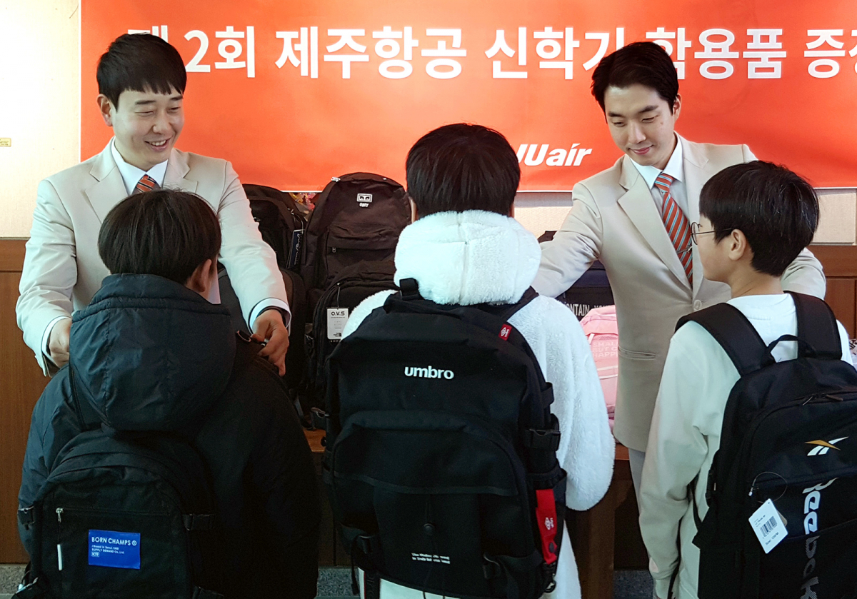 ▲제주항공 객실승무원들이 제주보육원 어린이들에게 새학기 준비물을 전달하고 있다. (사진제공=제주항공)