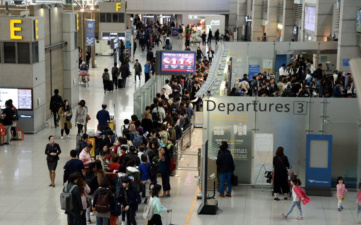 ▲인천공항 출국장에 몰린 이용객들.(뉴시스)