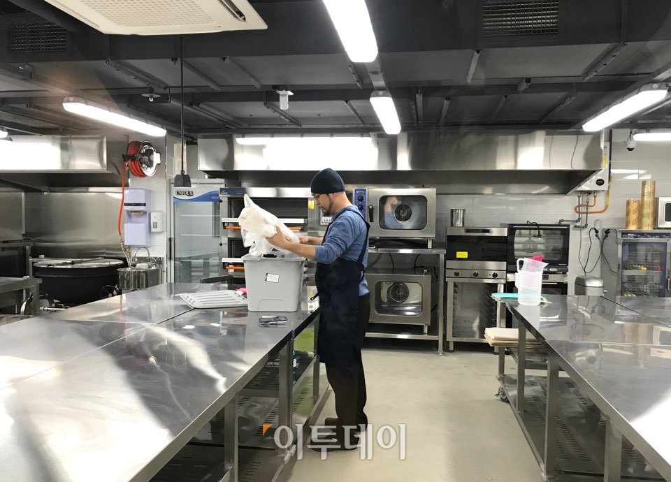 ▲제빵사 이영민(39) 씨는 인터넷 검색을 통해 우연히 공유주방이란 개념을 알게 됐다. 그는 신메뉴 개발을 위해 2개월 동안 공유주방을 시간 단위로 사용할 계획이다. (나경연 기자 contest@)
