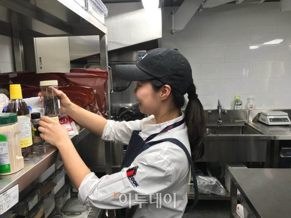 ▲제과제빵을 전공한 오유진(34) 씨는 공유주방의 가장 큰 장점을 임대료와 같은 고정비용 절감이라고 설명했다. (나경연 기자 contest@)