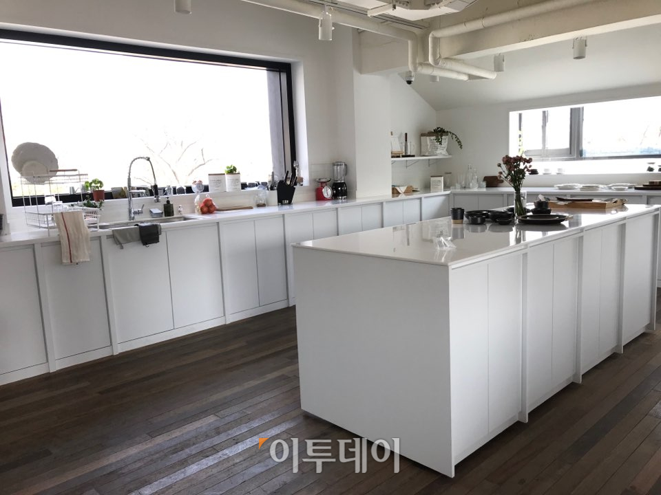 ▲‘위쿡’ 안에는 입점 업체들을 위한 촬영용 스튜디오가 있다. 이곳에는 전문적인 푸드스타일리스트가 상주하면서 업체들에게 유용한 팁을 전해준다. (나경연 기자 contest@)