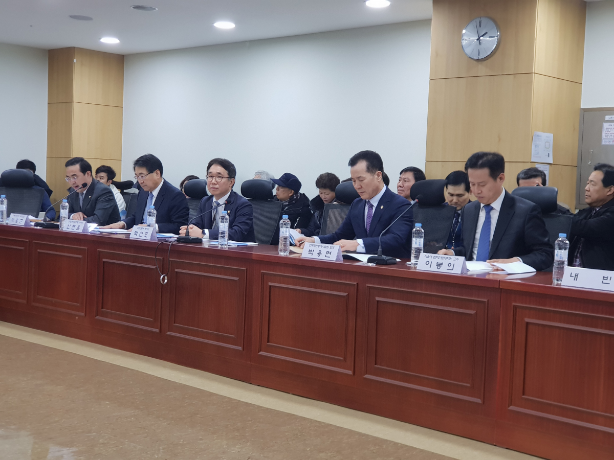 ▲8일 국회의원회관 제9간담회의실에서 열린  ‘온라인 부동산 허위매물 근절 입법 공청회’에 참석한 관계자들이 공청회를 진행하고 있다. (이신철 기자 camus16@)