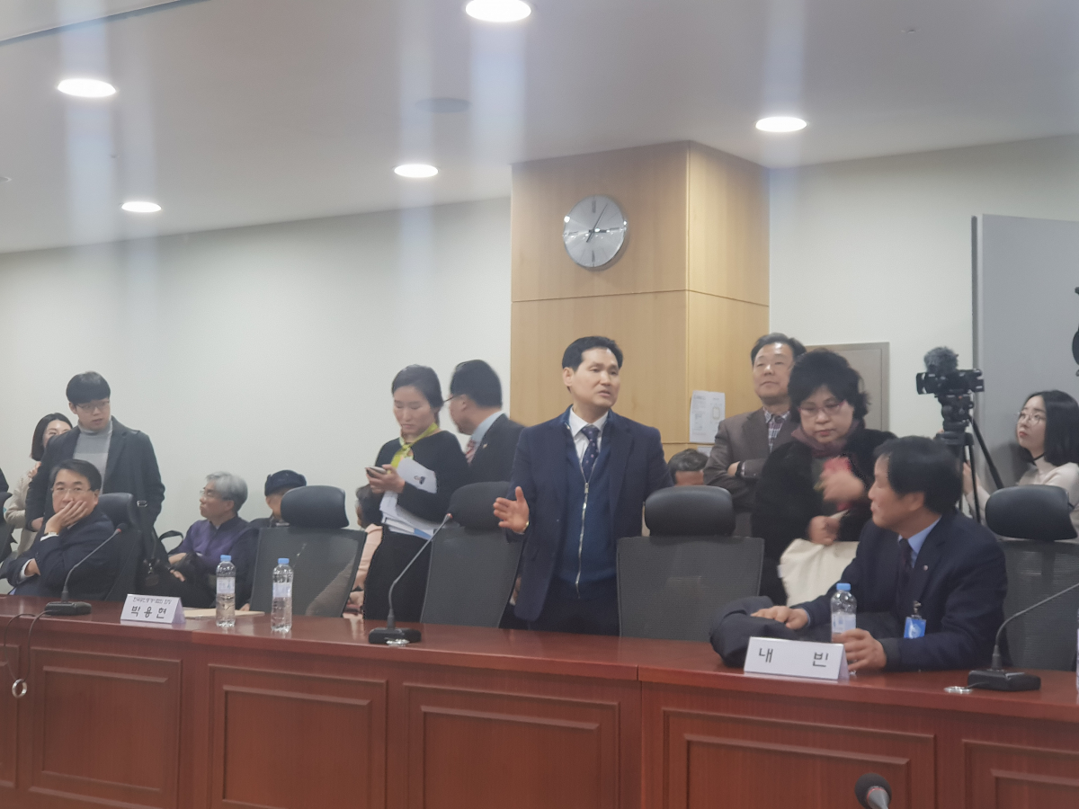 ▲8일 열린 '온라인 부동산 허위매물 근절 입법 공청회'에 참석한 한 공인중개사가 장소 협소 문제로 중개사들이 자리에 앉지 못하고 있다며 주최 측을 규탄하고 있다.(이신철 기자 camus16@)