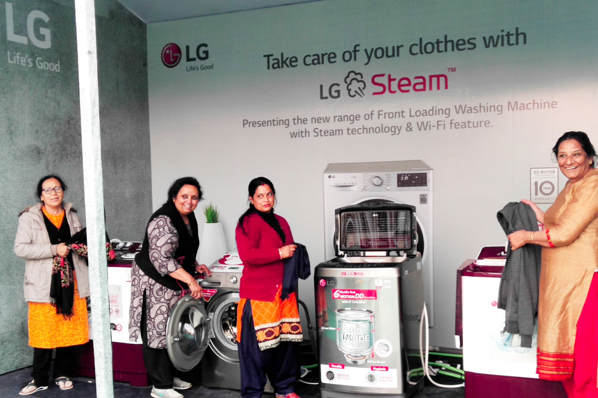 ▲ LG전자가 지난 1월 15일부터 3월 4일까지 인도 북부 우타르 프라데시주 프라야그라지에서 열리고 있는 세계 최대 순례 축제인 ‘쿰브 멜라(Kumbh Mela)’에 정수기 45대, 세탁기 12대 등을 설치해 축제를 찾은 관광객과 순례객들에게 편의를 제공하고 있다. 현지 순례객들이 LG세탁기를 이용해 빨래를 하고 있는 모습.(사진제공 LG전자)