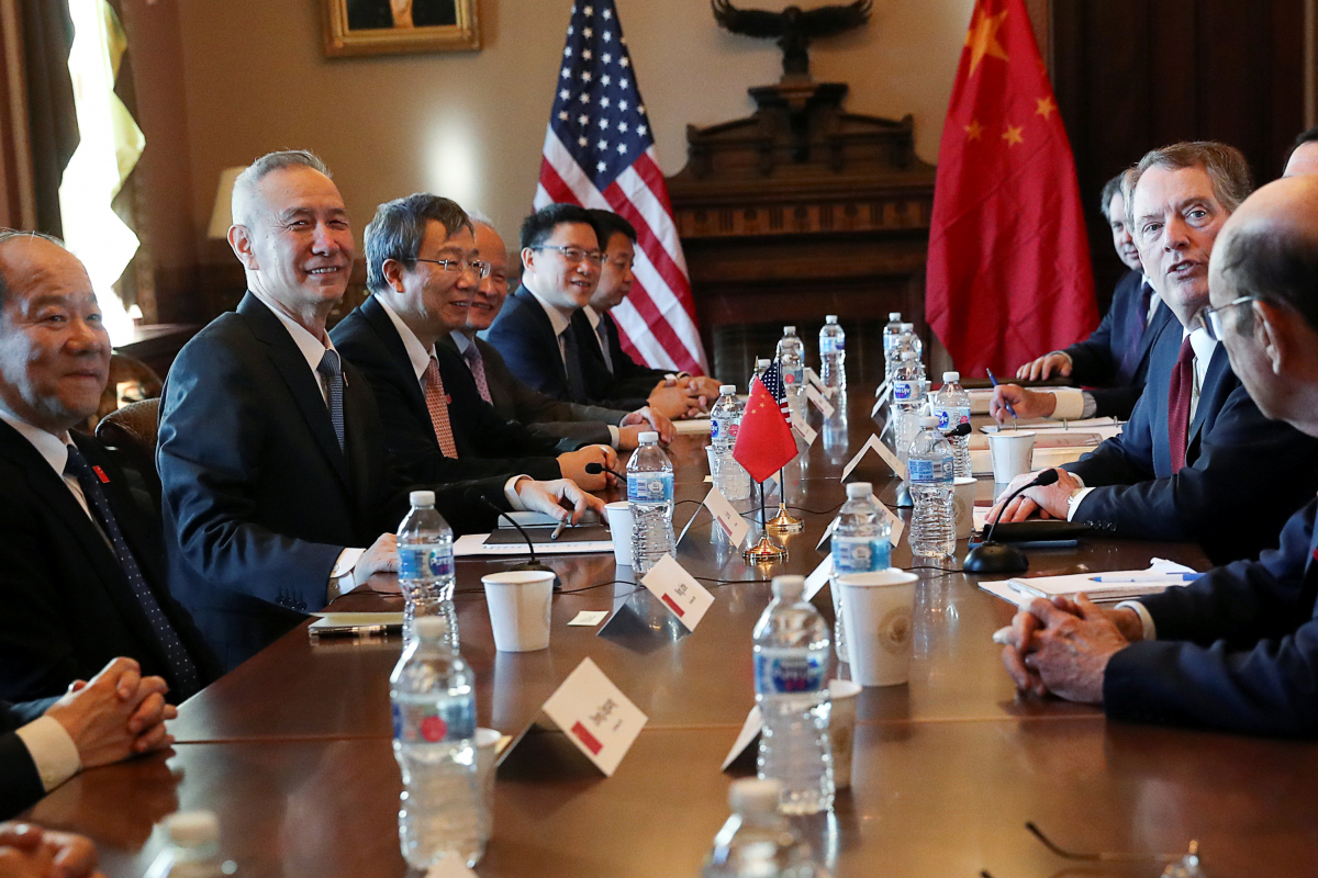 ▲지난달 30일(현지시간) 백악관 아이젠하워 빌딩에서 로버트 라이트하이저 미국 무역대표부(USTR) 대표(오른쪽 두번째)와 류허 중국 부총리(왼쪽 두번째)를 각각 대표로 하는 미중 고위급 협상단이 논의 중이다.
