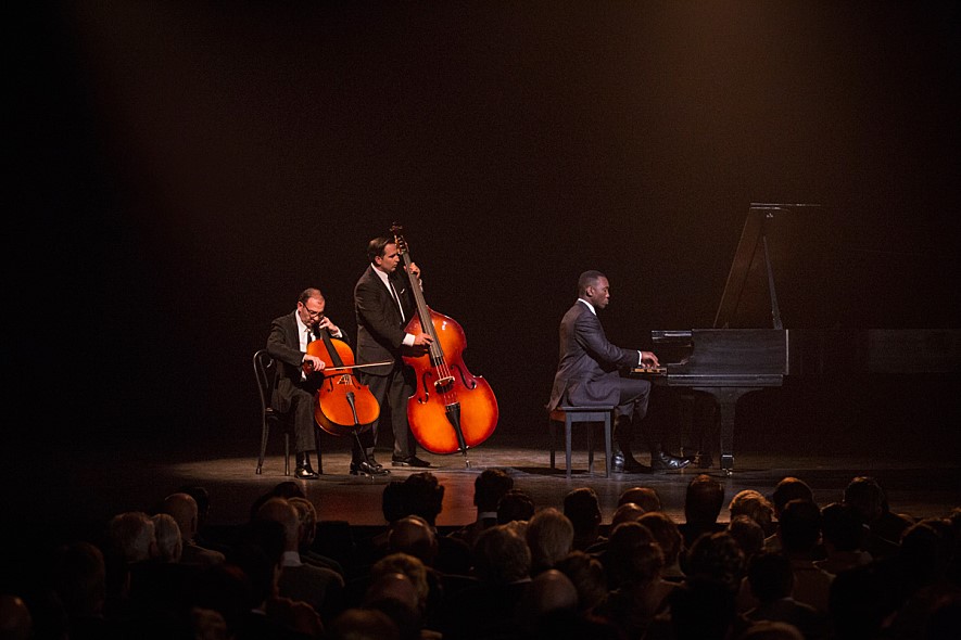 ▲돈 셜리는 공연을 하는 동안은 최고의 피아니스트로 대우받지만, 공연이 끝나고 무대에서 내려오는 순간 인종차별을 겪는 모순된 삶을 산다. (사진제공=CGV아트하우스)