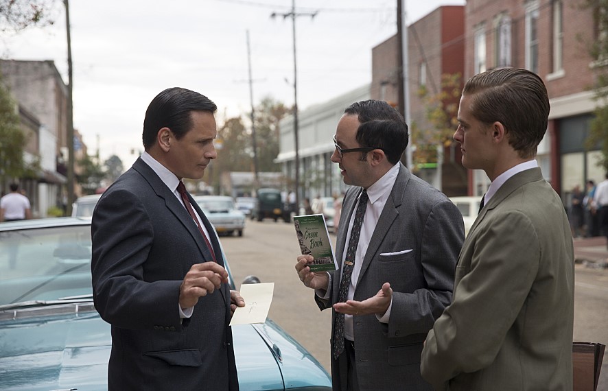 ▲돈 셜리의 음반 회사 직원들은 남부 투어에 떠나기 전 토니 발레롱가에게 ‘그린북’을 건네주고, 그린북을 처음 보는 토니 발레롱가는 책을 훑어보면서 신기해한다. (사진제공=CGV아트하우스)