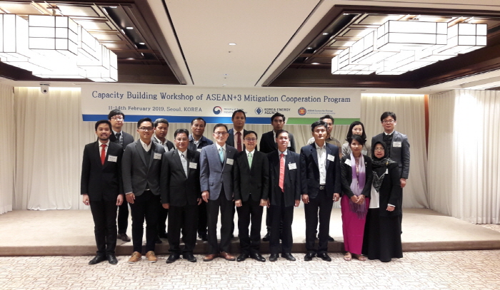 ▲11일 서울 로얄호텔에서 열린 ‘한-아세안 온실가스감축 에너지효율 역량강화 워크숍’에 참석한 이광학 한국에너지공단 이사(앞줄 왼쪽에서 네 번째) 등 참석자들이 기념촬영을 하고 있다.(한국에너지공단)