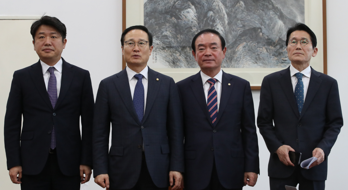 ▲바른미래당 유의동 원내수석부대표(왼쪽부터), 더불어민주당 홍영표 원내대표, 민주평화당 장병완 원내대표, 정의당 윤소하 원내대표가 11일 국회 운영위원장실에서 자유한국당 일부 의원들의 '5·18 망언' 관련 공동대응 방침 발표하고 있다. (연합뉴스)