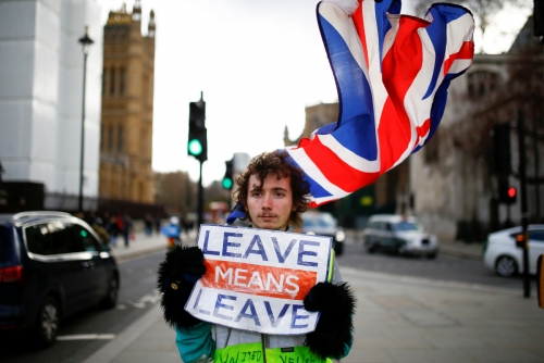 ▲영국 런던 의회의사당 앞에서 7일(현지시간) 브렉시트에 찬성하는 사람이 일인시위를 벌이고 있다. 런던/로이터연합뉴스