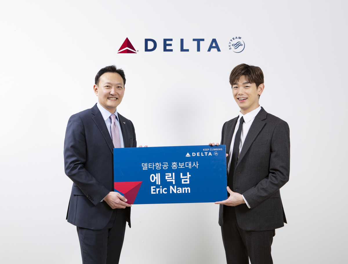 ▲델타항공 홍보대사가 된 에릭남(오른쪽)이 김성수 델타항공 한국대표와 기념촬영을 하고 있다.(사진제공=델타항공)
