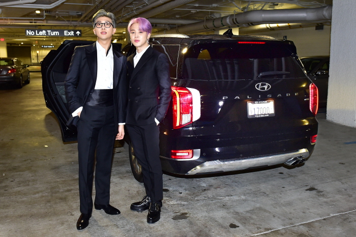 ▲방탄소년단 (왼쪽부터)RM, 지민이 10일(현지시간) 미국 LA 스테이플스 센터에서 개최되는 제61회 그래미 어워즈 참석을 위해 팰리세이드 탑승에 앞서 기념 촬영을 하고 있다. 사진제공 현대자동차 