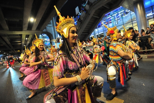 ▲태국 방콕에서 2017년 11월 15일(현지시간) 열린 퍼레이드에서 참가자들이 전통 의상을 입고 춤을 추면서 행진하고 있다. 방콕/신화뉴시스
