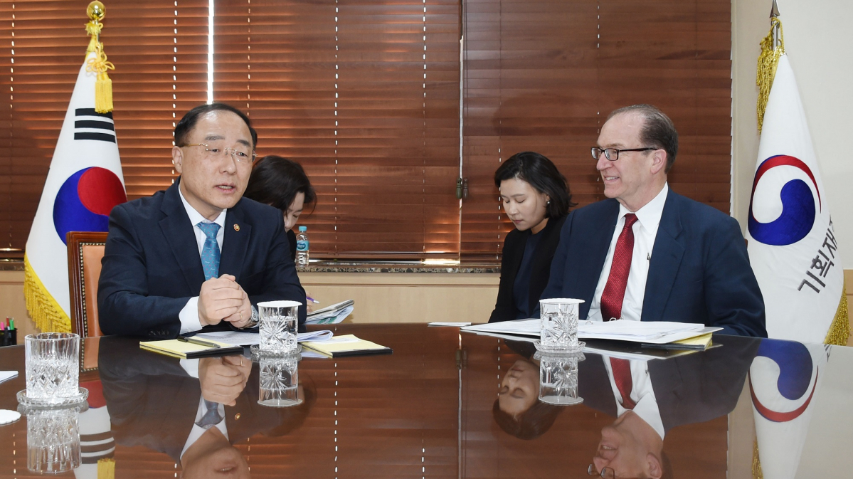 ▲홍남기 경제부총리 겸 기획재정부 장관이 11일 오후 광화문 정부서울청사에서 세계은행(WB) 총재 후보자인 데이빗 말패스 미국 재무부 차관과 면담하고 있다.(사진제공 기획재정부)