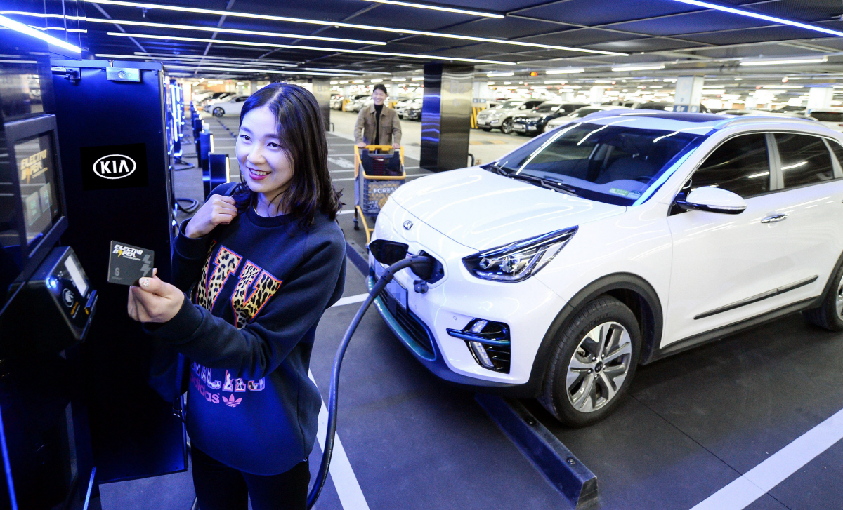 ▲에스트래픽이 운영하는 이마트 죽전점 일렉트로 하이퍼 차저 스테이션에서 충전 시연을 하는 모습. 사진제공 기아자동차