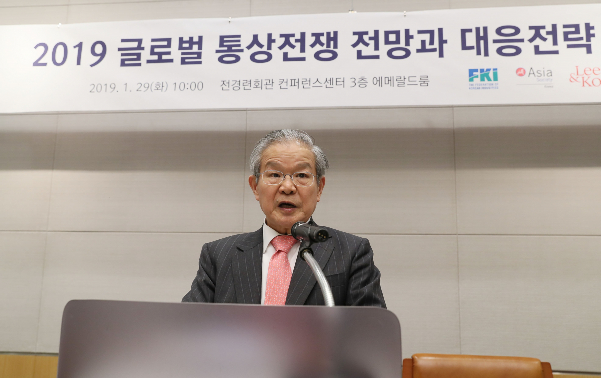▲지난달 29일 열린 '2019 글로벌 통상전쟁 전망과 대응과제 세미나'에서 권태신 전경련 부회장이 인사말을 하고 있다. (사진 제공=전경련)