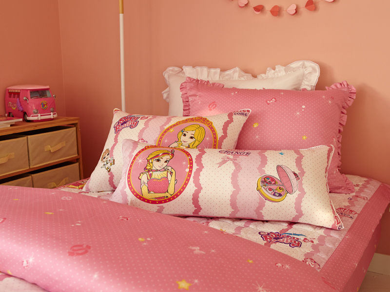 ▲ '꿈의 왕국 소피루비' 캐릭터를 활용한 키즈 침구(사진제공=이브자리)