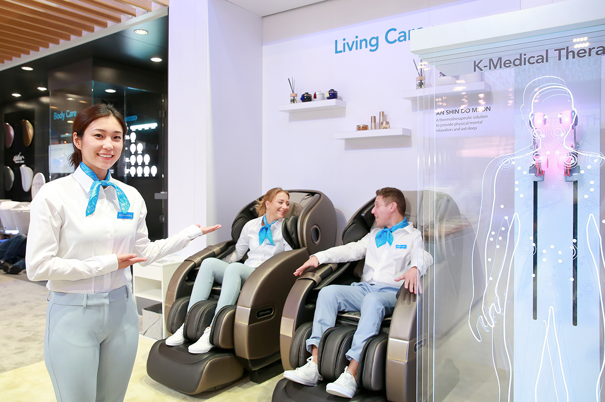 ▲ ‘코웨이 한방온혈 안마의자 MC-S01’(사진제공=코웨이)