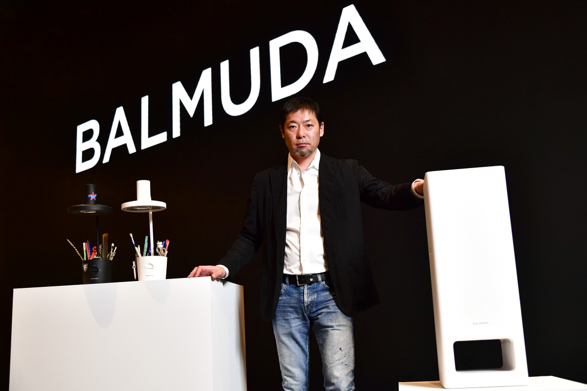 ▲테라오 겐 발뮤다 대표가 공기청정기 ‘발뮤다 더 퓨어(The pure)’와 ‘발뮤다 더 라이트(The Light)’를 소개하고 있다.(사진제공 발뮤다)