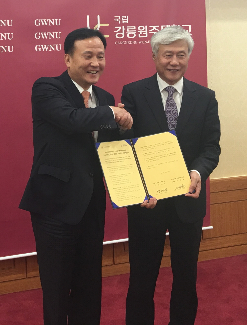 ▲오세헌 한국벤처캐피탈협회 부회장(왼쪽)과 반선섭 강릉원주대 총장이 2일 강릉원주대에서 양사 업무제휴를 맺고 기념촬영하고 있다.(사진제공=한국벤처캐피탈협회)